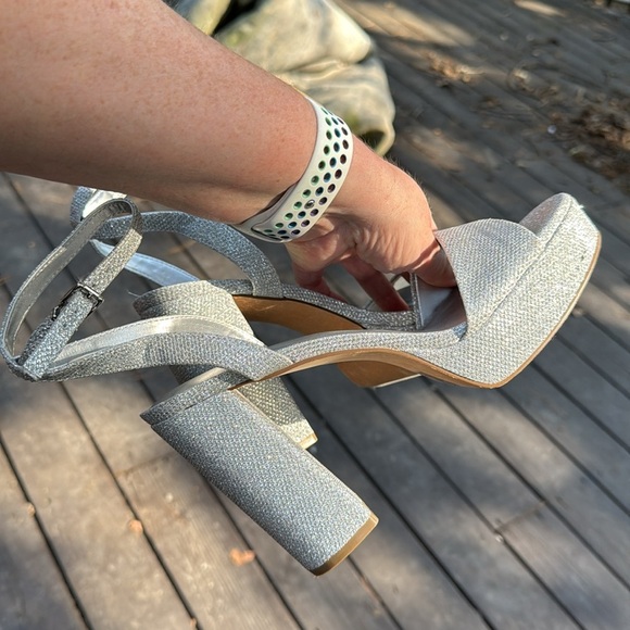 Dream Pairs silver chunky heels size 6 - Picture 4 of 5